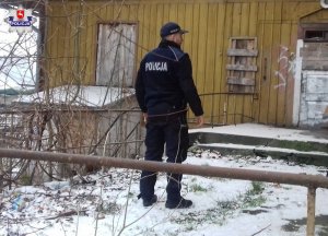 policjant stojący przed budynkiem