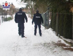 dwaj idący policjanci