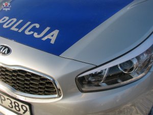fragment radiowozu z widocznym napisem policja