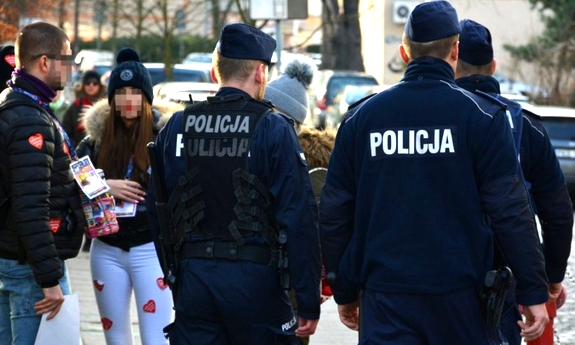 policjanci patrolujący ulice