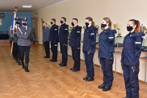 policjanci biorący udział w uroczystej zbiórce