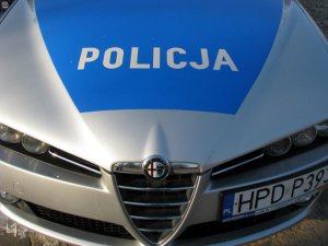 fragment radiowozu z napisem POLICJA