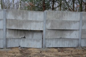 uszkodzone ogrodzenie