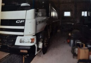 miejsce wypadku. Fragment samochodu ciężarowego