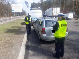 policjanci kontrolują kierującego