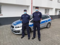 Policjanci Komisariatu w Terespolu sierżant sztabowy Marcin Dobroliński oraz posterunkowy Jakub Gaweł