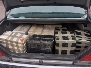 zapakowane papierosy znajdujące się w bagażniku mercedesa