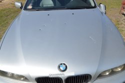 uszkodzone BMW widoczne wgniecenia w masce pojazdu oraz oberwane lusterko
