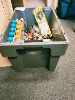 zabezpieczone przedmioty w tym rozdzielacz do ogrzewania podłogowego