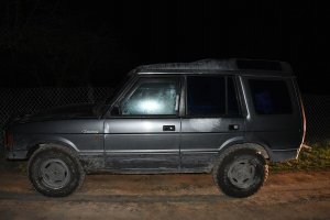 samochód Land Rover stojący na poboczu