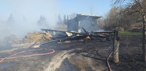 miejsce pożaru. Spalona doszczętnie stodoła i fragment pozostałego budynku gospodarczego