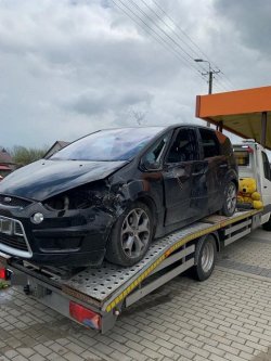 uszkodzony samochód na lawecie