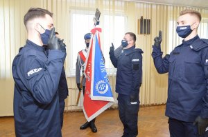 młodzi funkcjonariusze wypowiadający słowa roty ślubowania