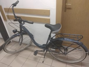 odzyskany rower stojący na korytarzu