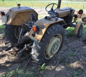 ciągnik rolniczy stojący na terenie posesji