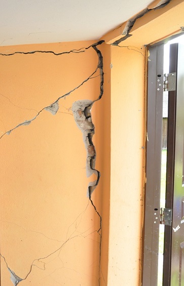 uszkodzona ściana budynku