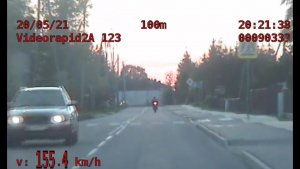 zdjęcie z videorejestratora. Kierowca motocykla na drodze. Widoczna prędkość 155 kilometrów