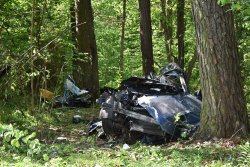 rozbity samochód w lesie