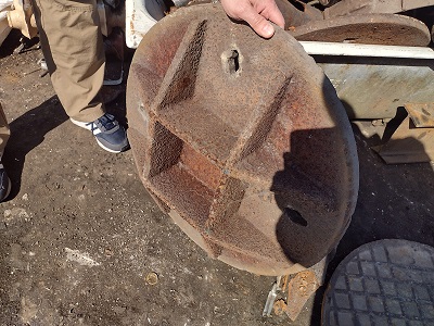 otwarty właz studzienki rewizyjnej