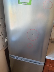 dziury w drzwiach lodówki