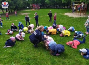grupa dzieci z policjantką