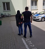 prowadzona kobieta w kajdankach