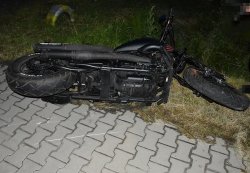 motocykl leżący na poboczu drogi