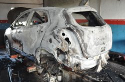 spalony samochód stojący w garażu