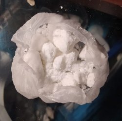 ujawnione narkotyki znajdujące się w woreczku foliowym