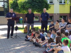 policjanci przybliżają zasady bezpieczeństwa