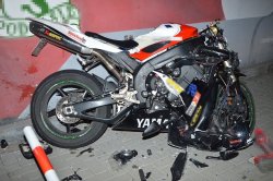 motocykl uczestniczący w wypadku oparty o murowane ogrodzenie