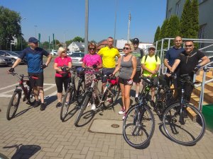 policjanci stoją przed budynkiem komendy przed rozpoczęciem rajdu