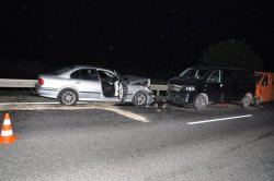 uszkodzony samochód marki BMW oraz volkswagen stojące na poboczu
