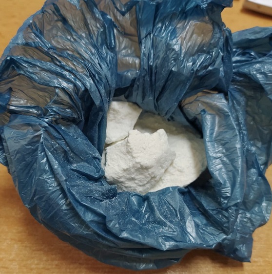 zabezpieczone narkotyki znajdujące się w woreczku foliowym