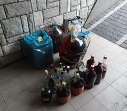 zabezpieczony alkohol znajdujący się w butelkach i pojemnikach