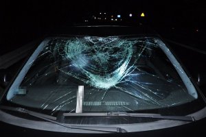 uszkodzona przednia szyba