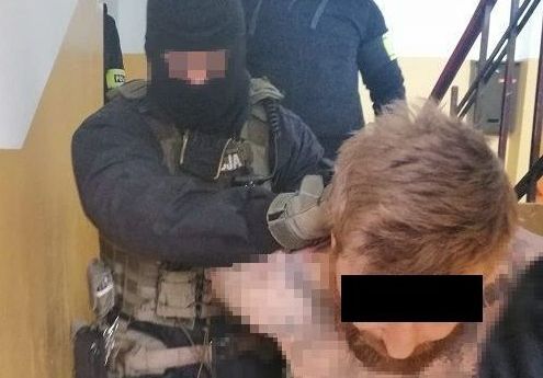 zatrzymany 32-latek sprowadzany po schodach przez policjantów