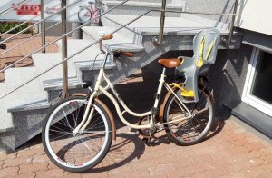 rower z siedziskiem oparty o poręcz schodów