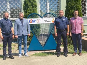 obok serca stoi kapelan prawosławny Komendy Wojewódzkiej Policji w Lublinie, Prezes Przedsiębiorstwa Energetyki Cieplnej, Komendant Miejski Policji, Prezydent Miasta Biała Podlaska