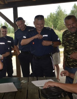 Komendant Miejski  oraz pozostali policjanci podczas zapisów przez zawodami