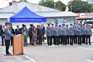 komendant przemawia podczas apelu, pod namiotem stoją zaproszeni goście, obok kadra kierownicza jednostki