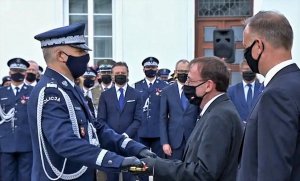 Prezydent RP Pan Andrzej Duda, Minister Spraw Wewnętrznych i Administracji Pan Mariusz Kamiński, nadinsp. Artur Bielecki – Komendant Wojewódzki Policji w Lublinie, w tle inni policjanci