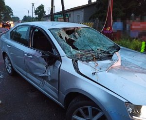 uszkodzona skoda z wybitą szybą stojąca na poboczu