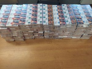 papierosy bez polskich znaków skarbowych akcyzy leżące na stole