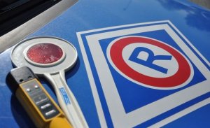 alcobolw oraz tarcza do zatrzymywania pojazdów. W tle logo Wydziału Ruchu Drogowego