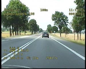 zdjęcie z videorejestratora, jadący samochód, na dole strony widoczna prędkość