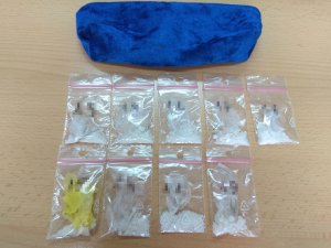 zabezpieczone narkotyki z foliowych woreczkach z zapięciem strunowym, nad woreczkami kosmetyczka w której się znajdowały