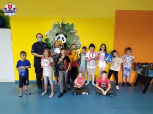 policjantka stoi razem z uczestnikami koloniady