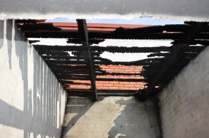 fragment spalonego dachu
