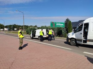 policjanci oraz funkcjonariusz straży granicznej podczas kontroli drogowej